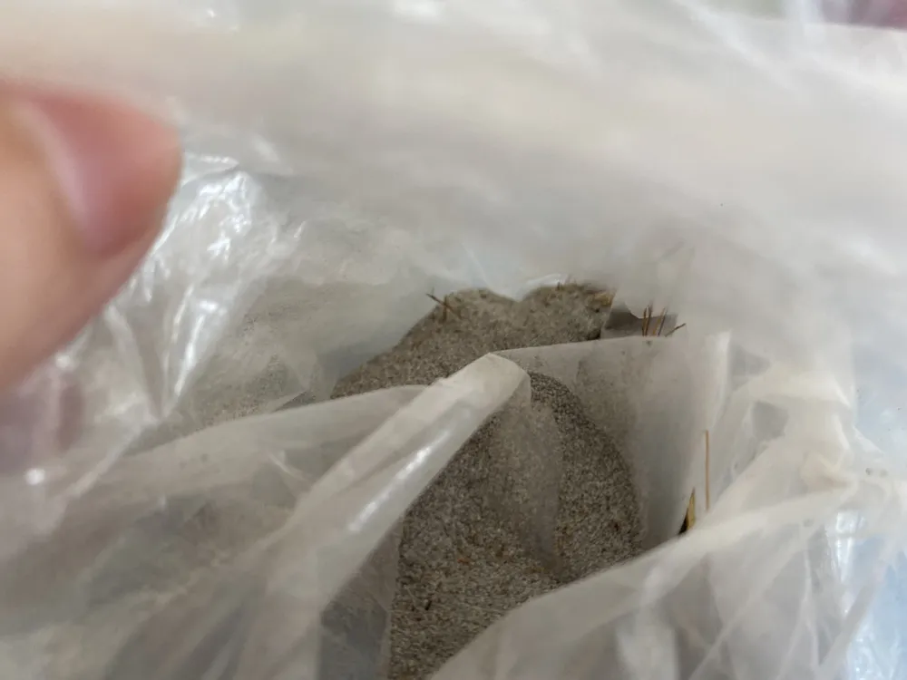 Quảng Ngãi: Bụi trắng xám, có mùi hôi bay vào nhà dân là bụi xúc tác ảnh 1