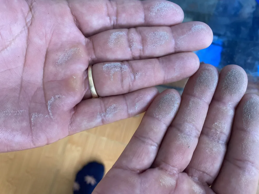 Quảng Ngãi: Bụi trắng xám, có mùi hôi bay vào nhà dân là bụi xúc tác ảnh 2