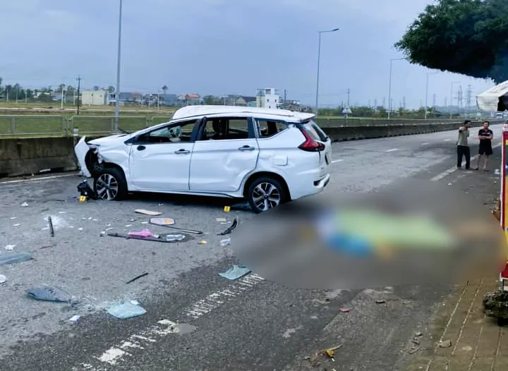 Xe ô tô lao vào dải phân cách, 5 người thương vong ảnh 1