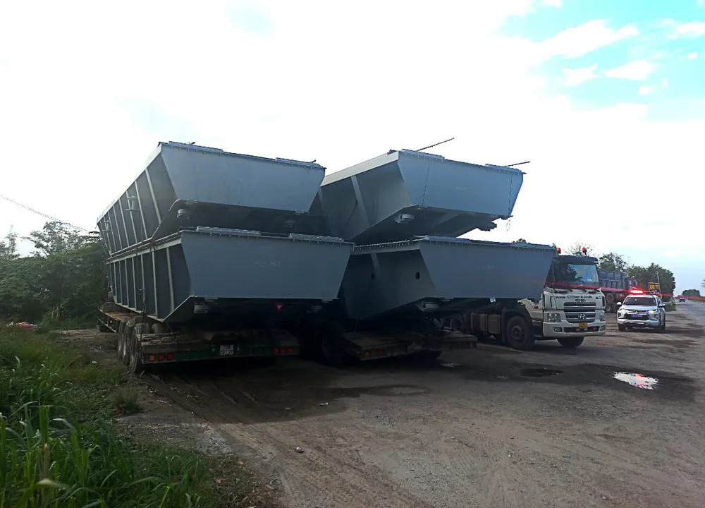 Quảng Ngãi: Tạm giữ 3 xe đầu kéo chở hàng "khủng" không có giấy phép ảnh 1