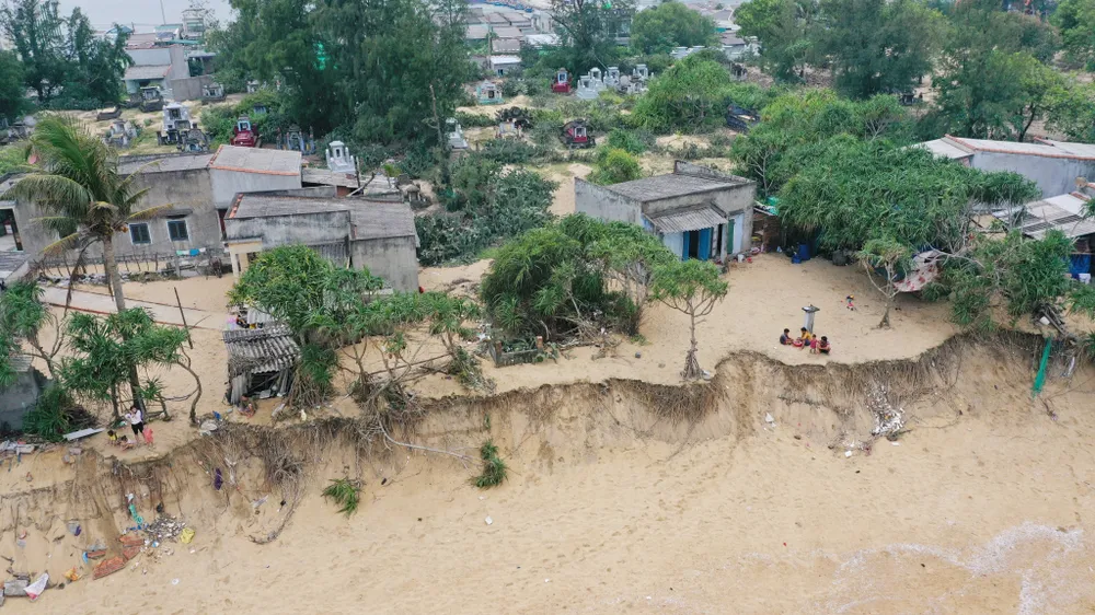 Quảng Ngãi: Kiểm tra hiện trạng sạt lở bờ sông và tuyến kè chống sạt lở bờ biển ảnh 10