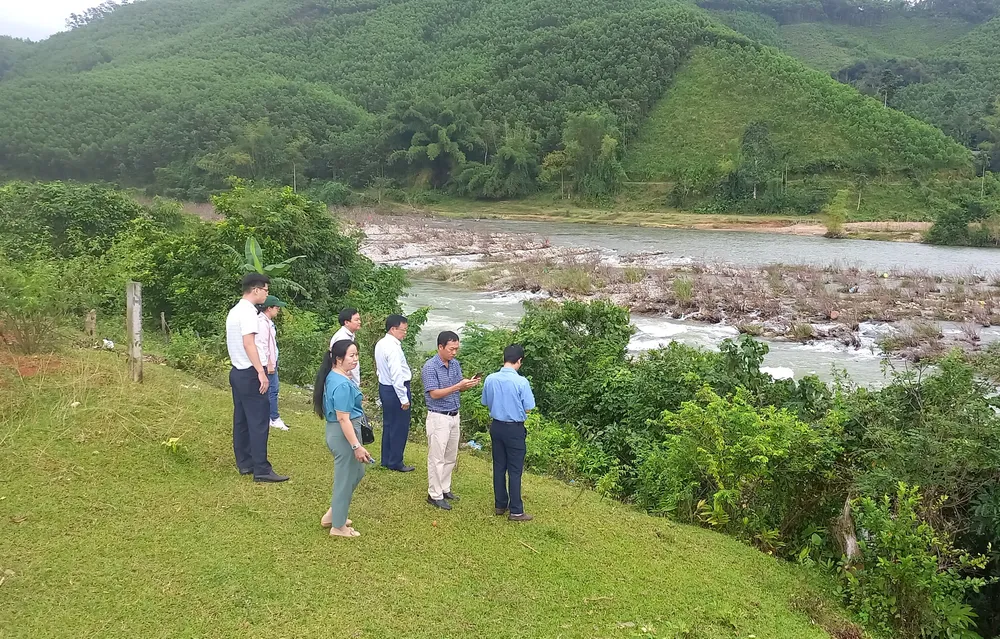 Quảng Ngãi: Kiểm tra hiện trạng sạt lở bờ sông và tuyến kè chống sạt lở bờ biển ảnh 3