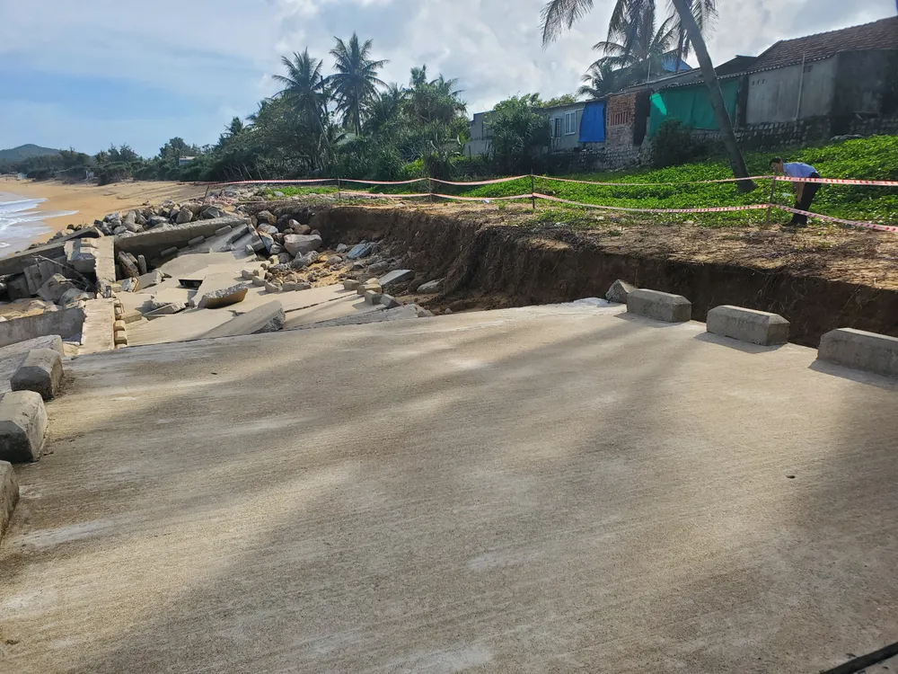 Quảng Ngãi: Kiểm tra hiện trạng sạt lở bờ sông và tuyến kè chống sạt lở bờ biển ảnh 7
