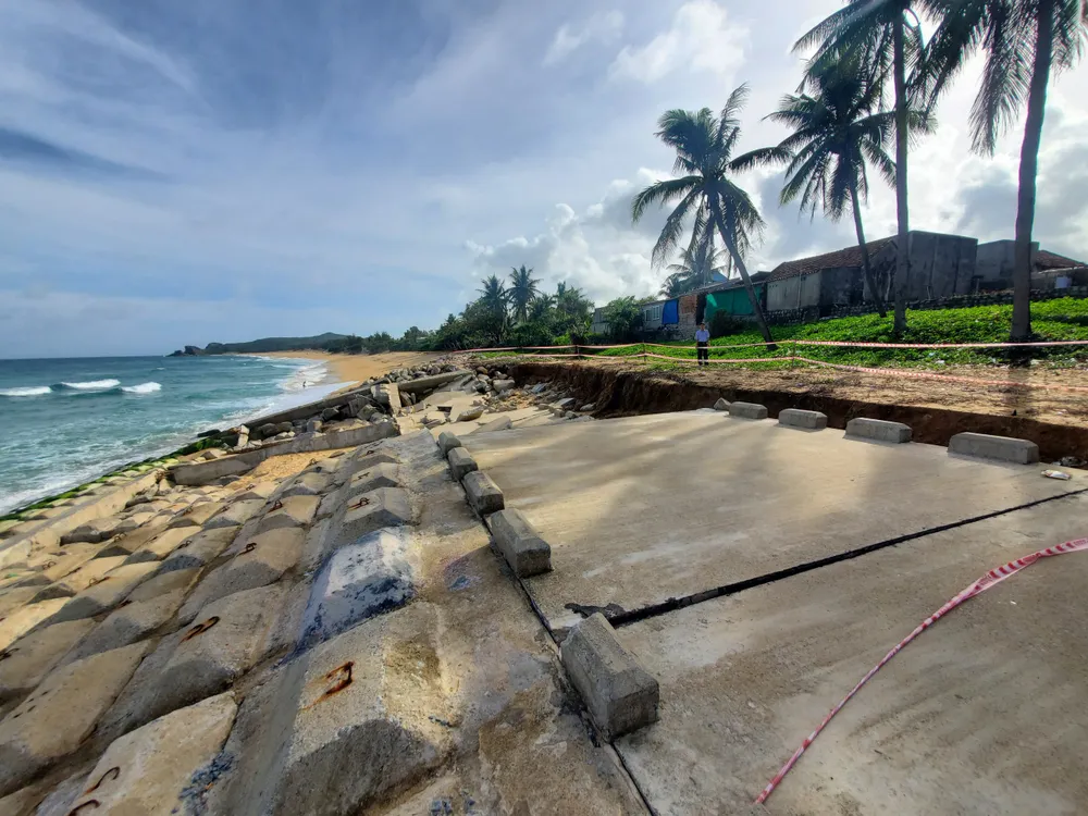 Quảng Ngãi: Kiểm tra hiện trạng sạt lở bờ sông và tuyến kè chống sạt lở bờ biển ảnh 8