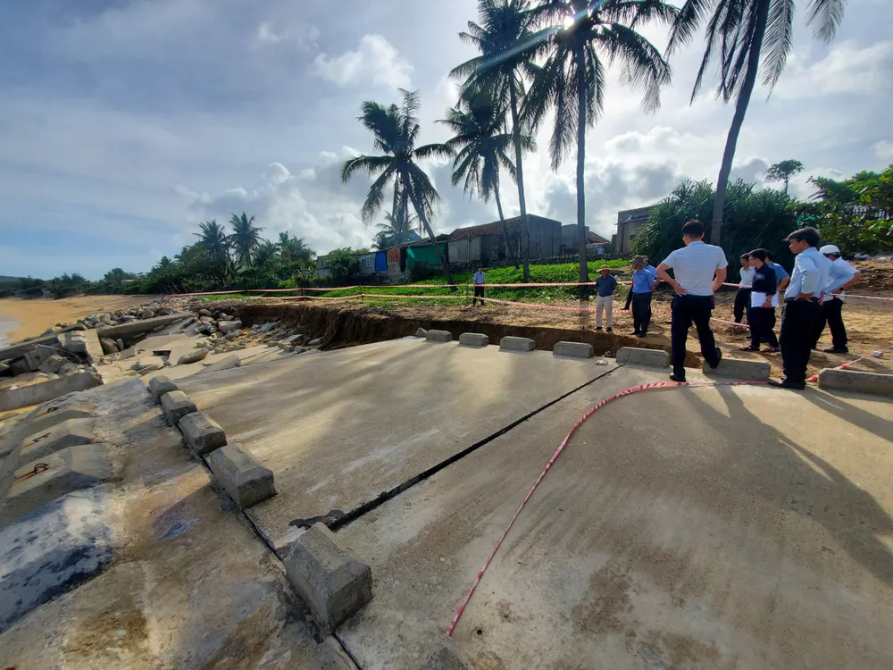 Quảng Ngãi: Kiểm tra hiện trạng sạt lở bờ sông và tuyến kè chống sạt lở bờ biển ảnh 9