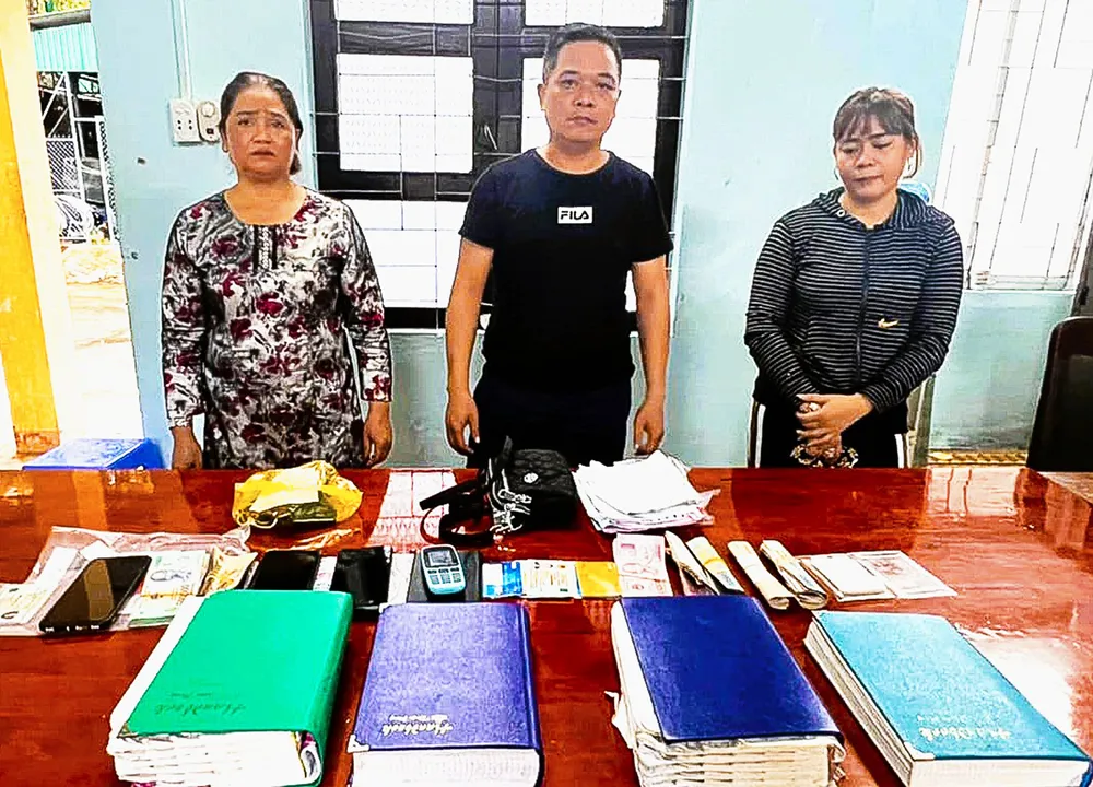 Quảng Ngãi: Bắt nhóm đối tượng cho vay nặng lãi, thu giữ sổ nợ hơn 10.000 trang ảnh 1
