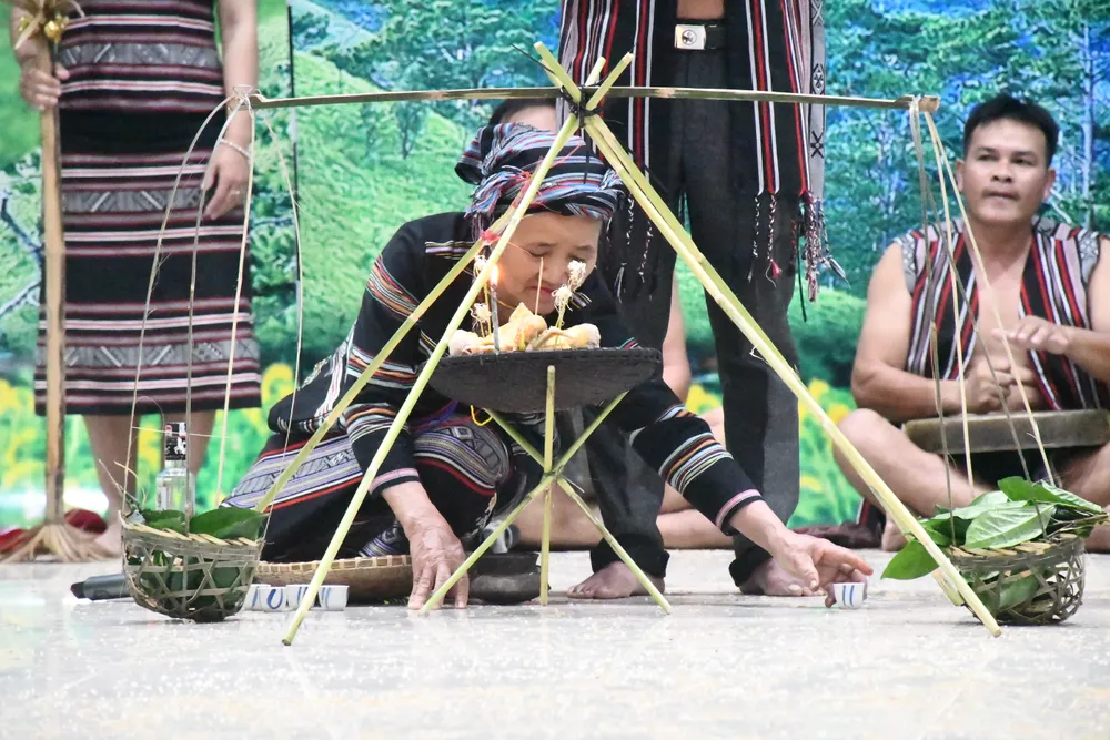 Hơn 300 nghệ nhân, diễn viên tham gia Liên hoan cồng chiêng, đàn hát dân ca tỉnh Quảng Ngãi ảnh 4