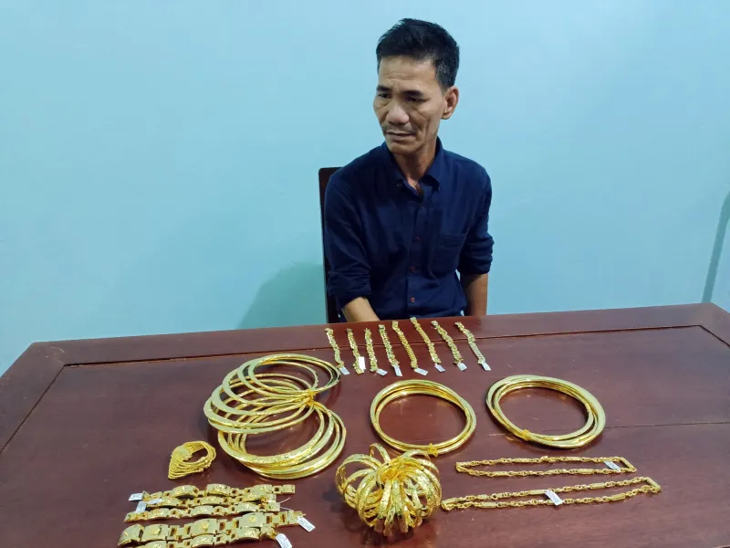 Quảng Ngãi: Phụ xe lấy trộm túi vàng trị giá hơn 400 triệu đồng  ảnh 1