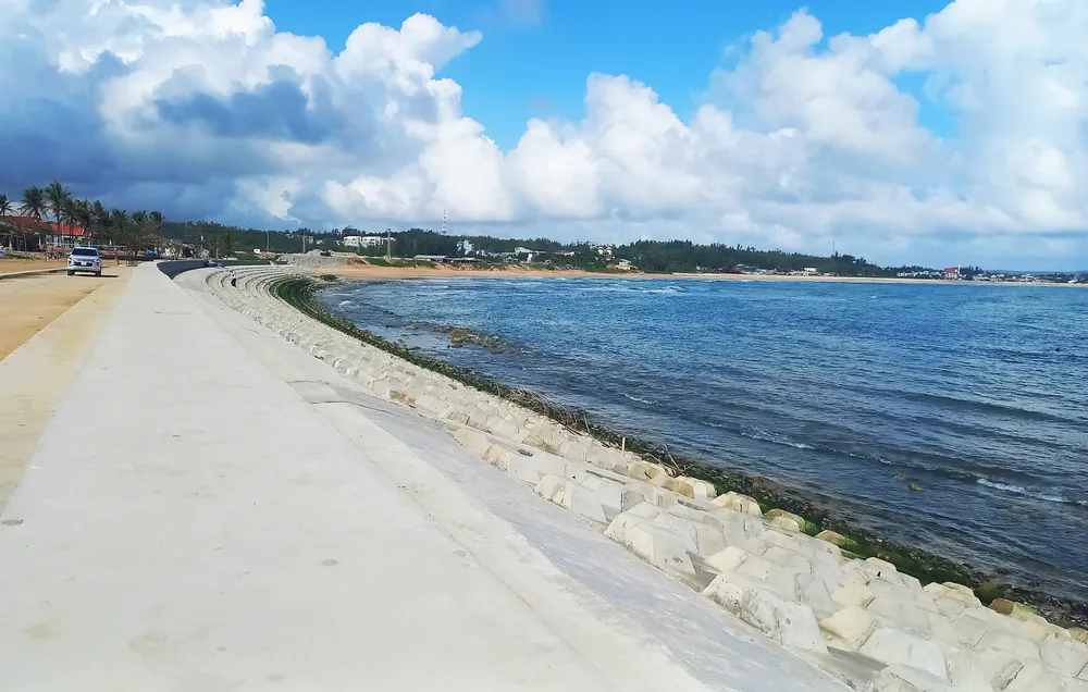 Quảng Ngãi: Người dân vui mừng khi công trình kè biển chống sạt lở đã hoàn thành ảnh 1