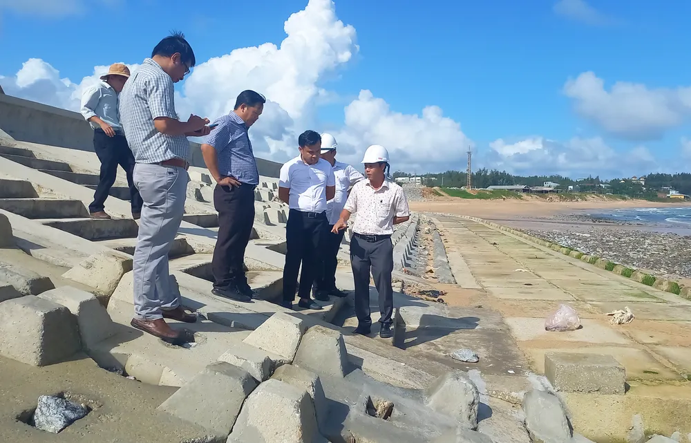 Quảng Ngãi: Người dân vui mừng khi công trình kè biển chống sạt lở đã hoàn thành ảnh 2