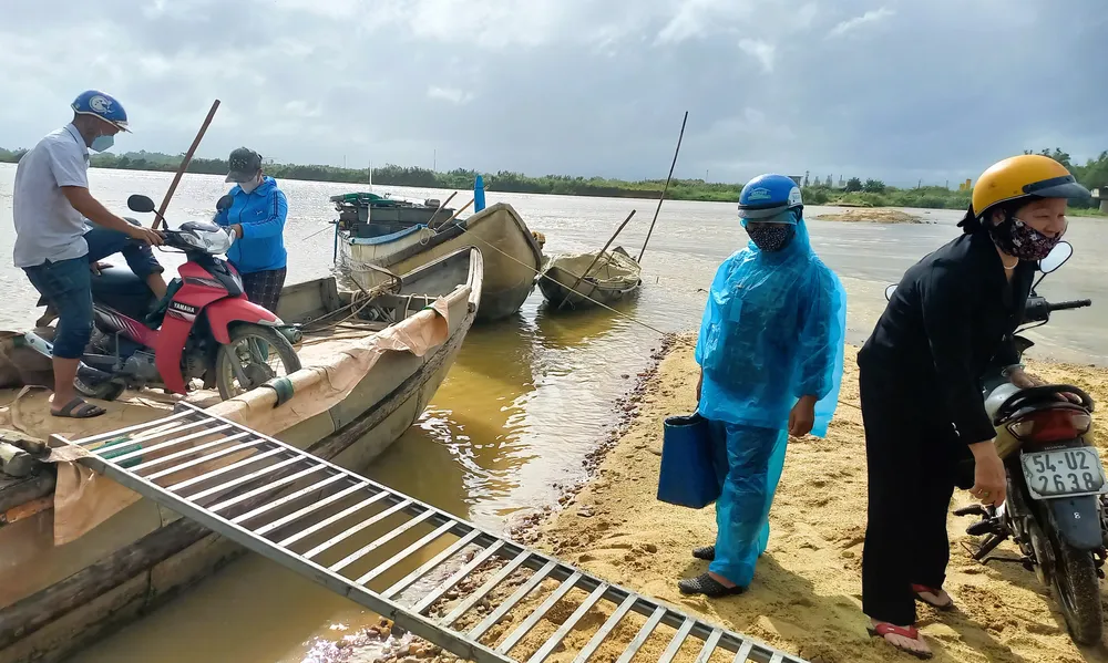 Hàng chục năm, người dân nơi đây đã di chuyển bằng đò, băng qua sông để vào thành phố. Ảnh: NGUYỄN TRANG