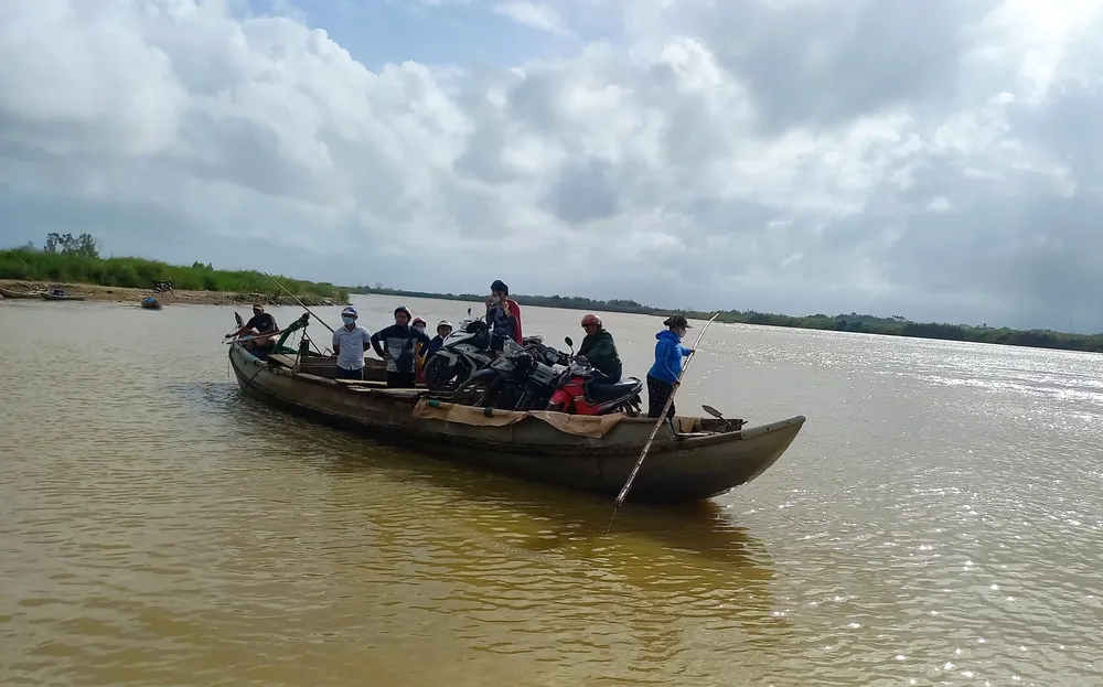 Người dân đã chuyển sang đi đò qua sông Trà Khúc. Ảnh: NGUYỄN TRANG