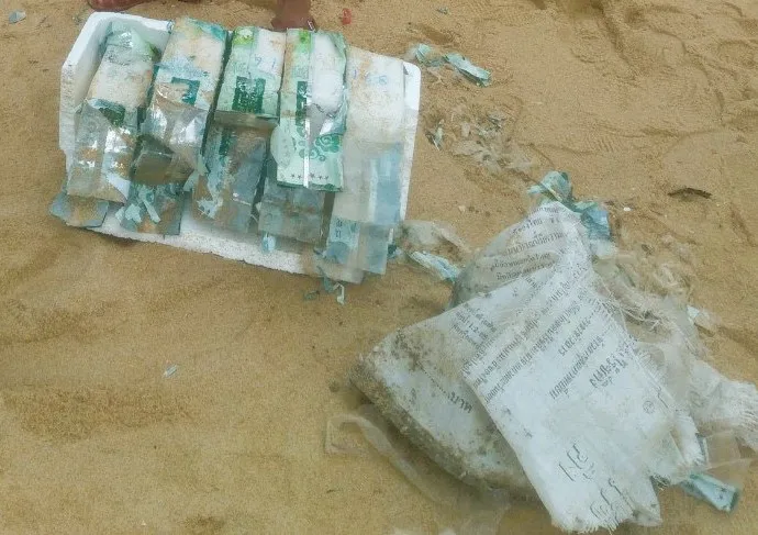 Phát hiện nhiều gói tinh thể màu trắng nghi ma túy trôi dạt vào bờ biển Quảng Ngãi ảnh 3