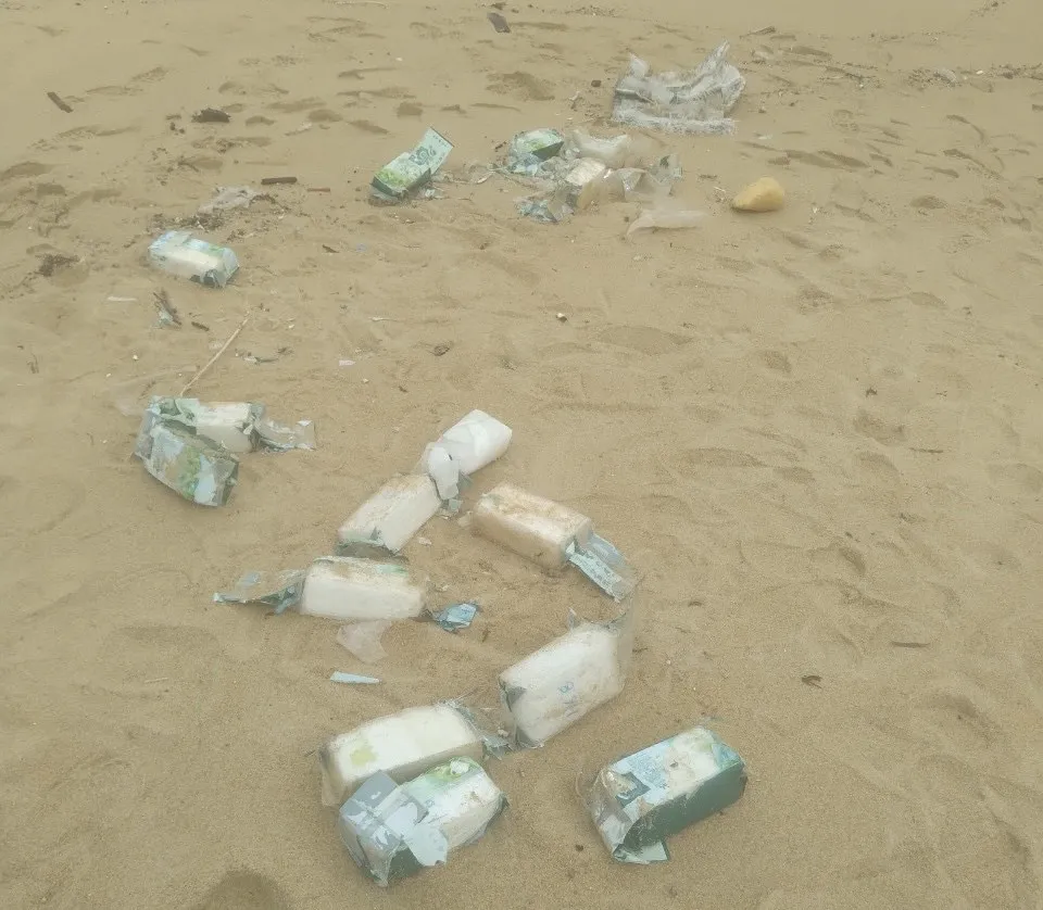 Phát hiện nhiều gói tinh thể màu trắng nghi ma túy trôi dạt vào bờ biển Quảng Ngãi ảnh 2