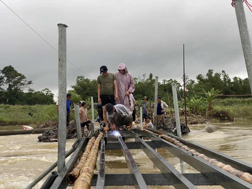Người dân hàn sắt để đi lại thuận tiện và chắc chắn hơn vào chiều ngày 4-12