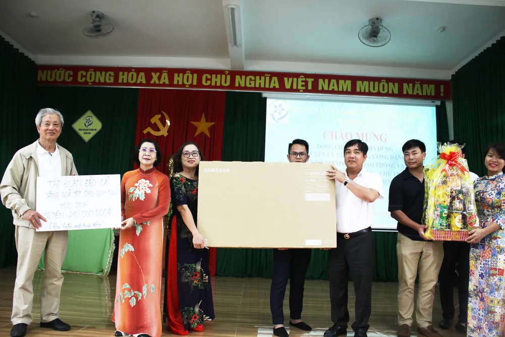 Nguyên Bộ trưởng Bộ GTVT thăm Trung tâm Nuôi dạy trẻ khuyết tật Võ Hồng Sơn ảnh 2