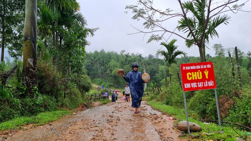 Quảng Ngãi: Mưa lớn hư đường, cô lập hơn 165 hộ dân ảnh 2