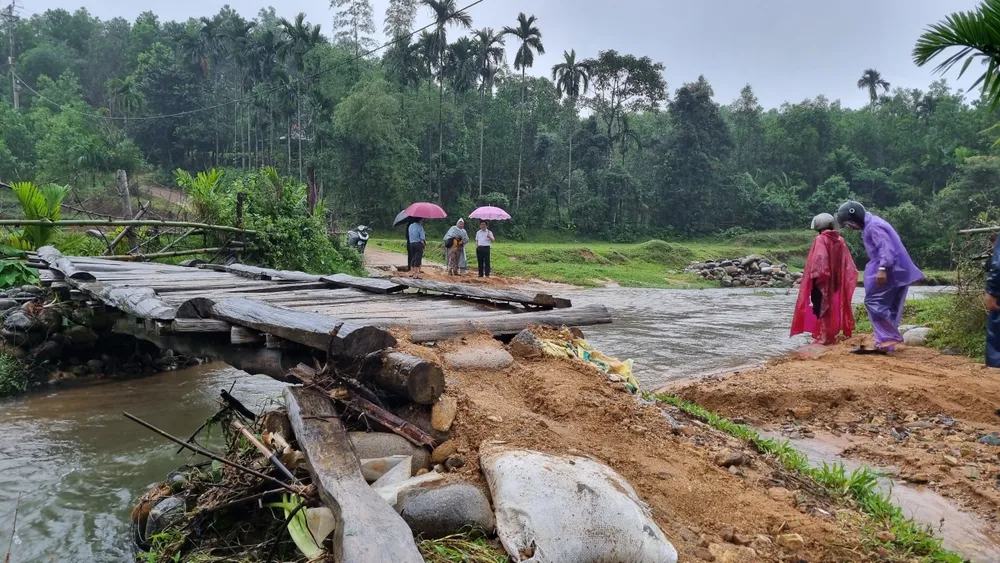 Quảng Ngãi: Mưa lớn hư đường, cô lập hơn 165 hộ dân ảnh 5