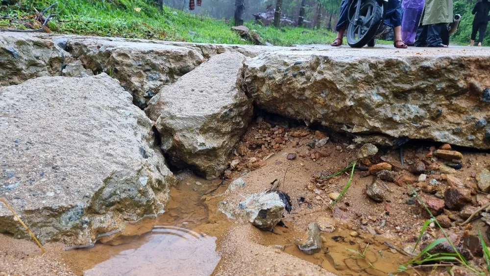 Quảng Ngãi: Mưa lớn hư đường, cô lập hơn 165 hộ dân ảnh 3