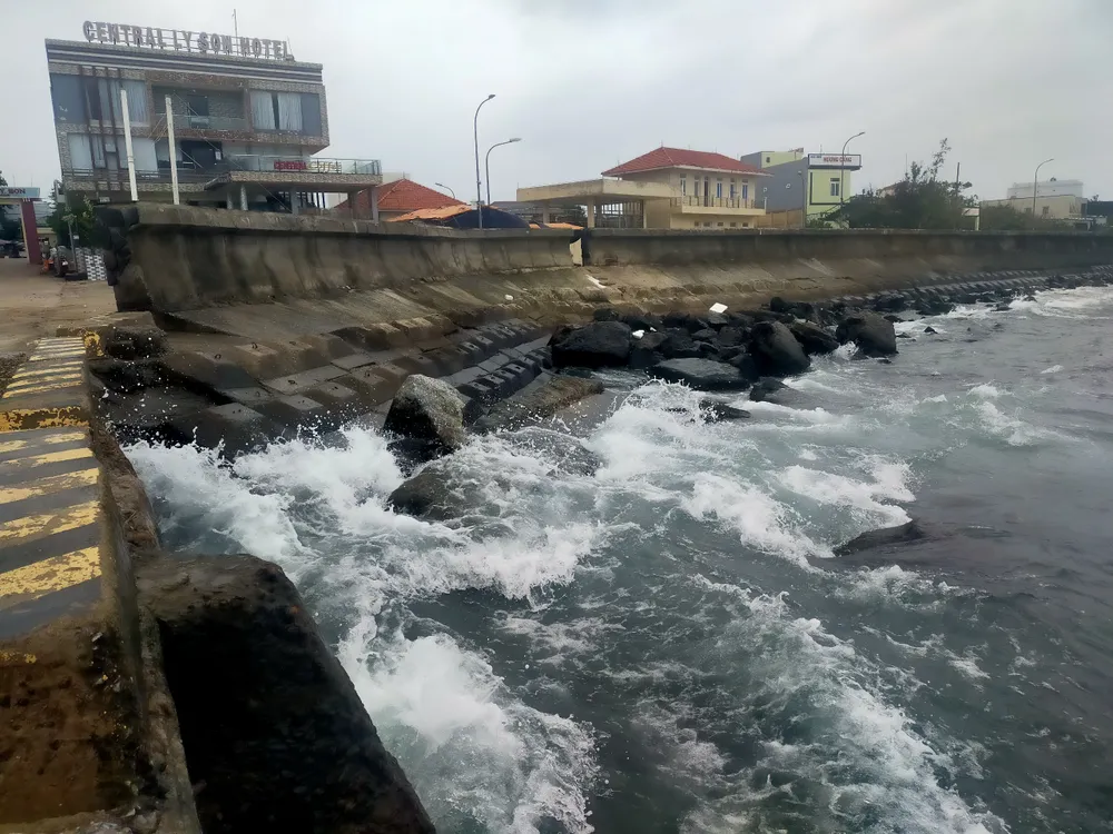 Quảng Ngãi: Vận tải biển ngưng do thời tiết xấu, huyện đảo Lý Sơn cô lập dài ngày ảnh 3