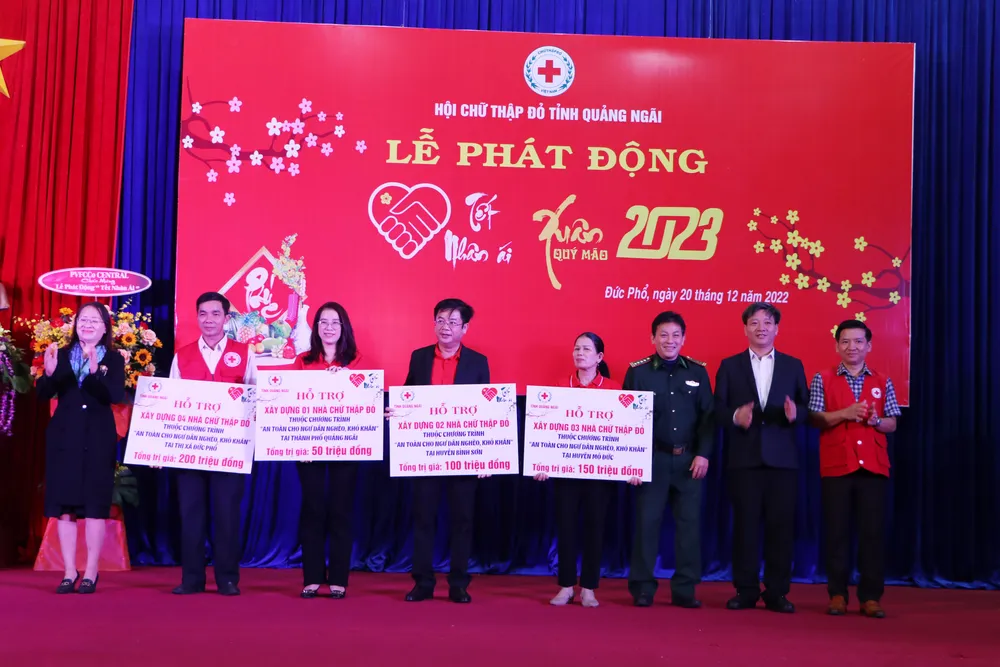 Ban tổ chức đã trao hỗ trợ xây dựng Nhà Chữ thập đỏ cho các ngư dân nghèo, khó khăn trong lễ phát động Ban tổ chức đã trao hỗ trợ xây dựng Nhà Chữ thập đỏ cho các ngư dân nghèo, khó khăn trong lễ phát động