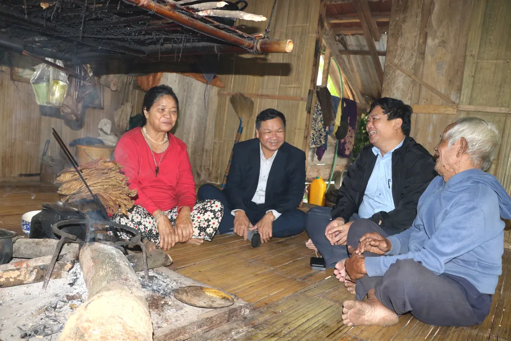 Ủy ban MTTQ Việt Nam tỉnh Quảng Ngãi thăm nhà mới của ông Đinh Văn Thon (thôn ĐăkLang, xã Sơn Dung, huyện Sơn Tây)