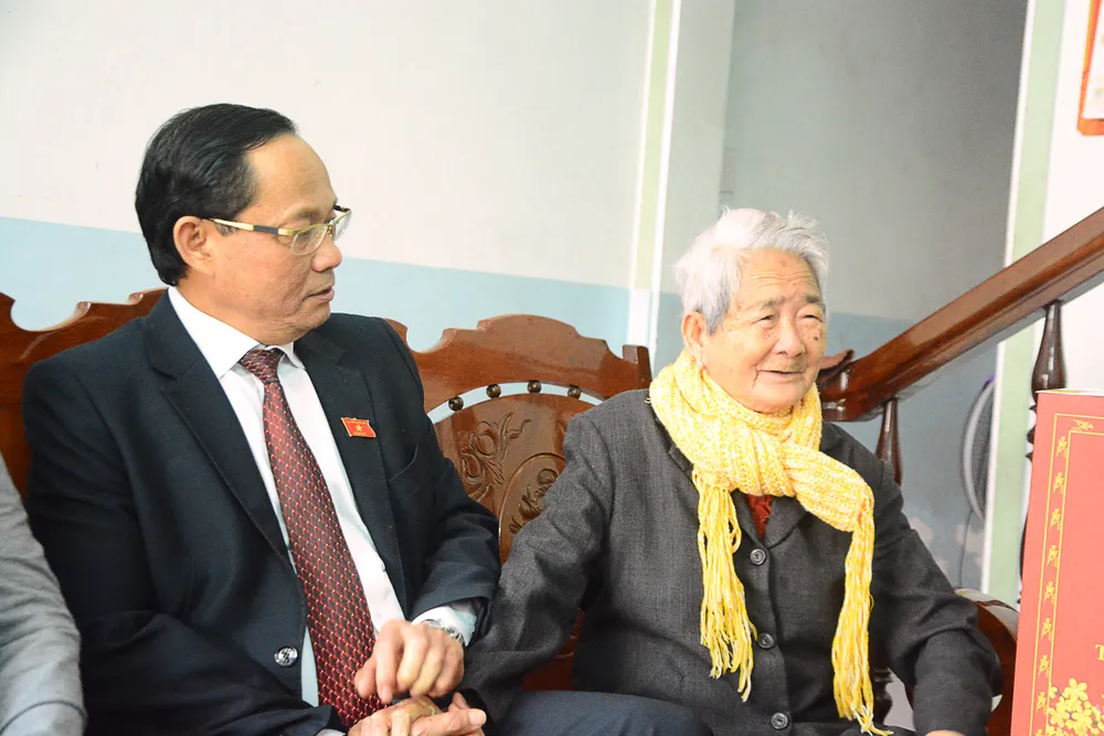 Phó Chủ tịch Quốc hội thăm, chúc Tết nhà Mẹ VNAH Nguyễn Thị Sắng