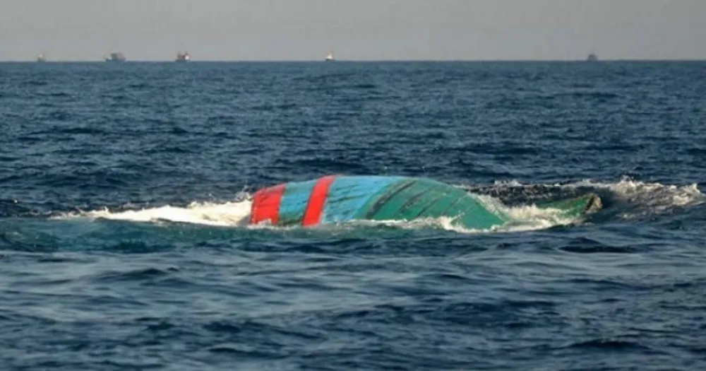 Một chiếc tàu bị chìm giữa biển. Ảnh minh họa