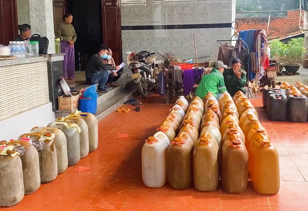 Hàng chục can nhựa loại 30 lít chứa dầu DO trữ trong khuôn viên nhà bà Hường.