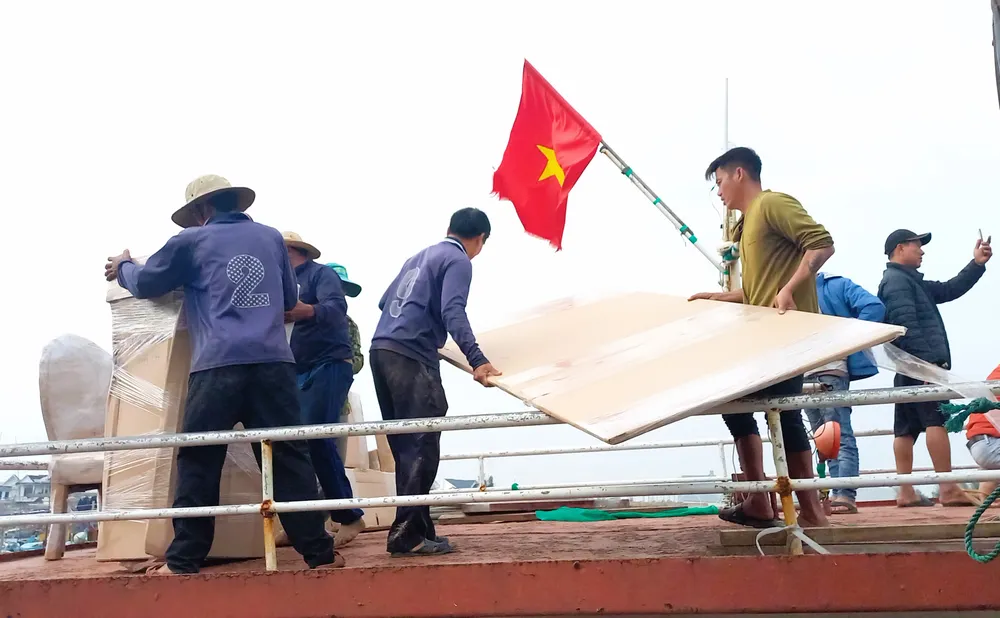 Những chuyến tàu hàng chở từ sáng đến chiều để kịp bà con đón tết. Ảnh: NGUYỄN TRANG