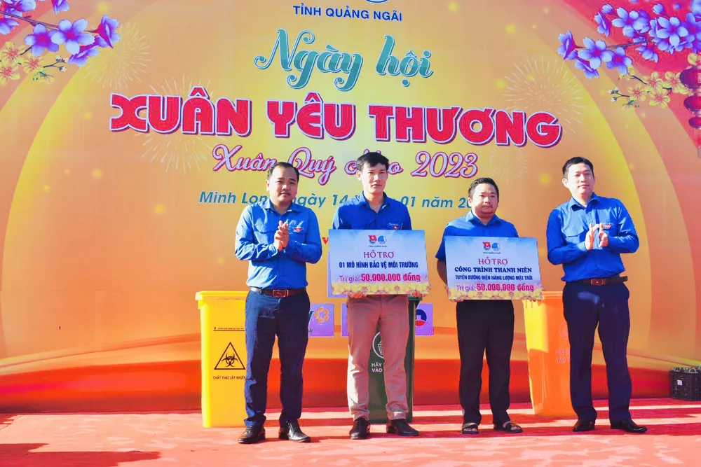 Tỉnh đoàn Quảng Ngãi trao bảng tượng trưng hỗ trợ mô hình huyện Minh Long.