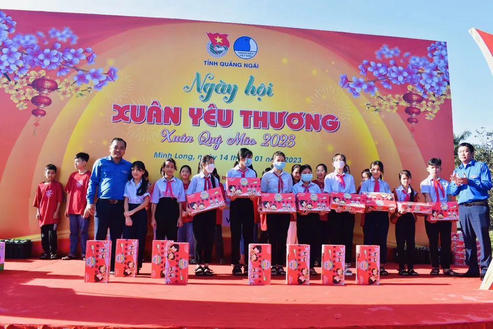 Học sinh huyện Minh Long nhận sữa từ chương trình