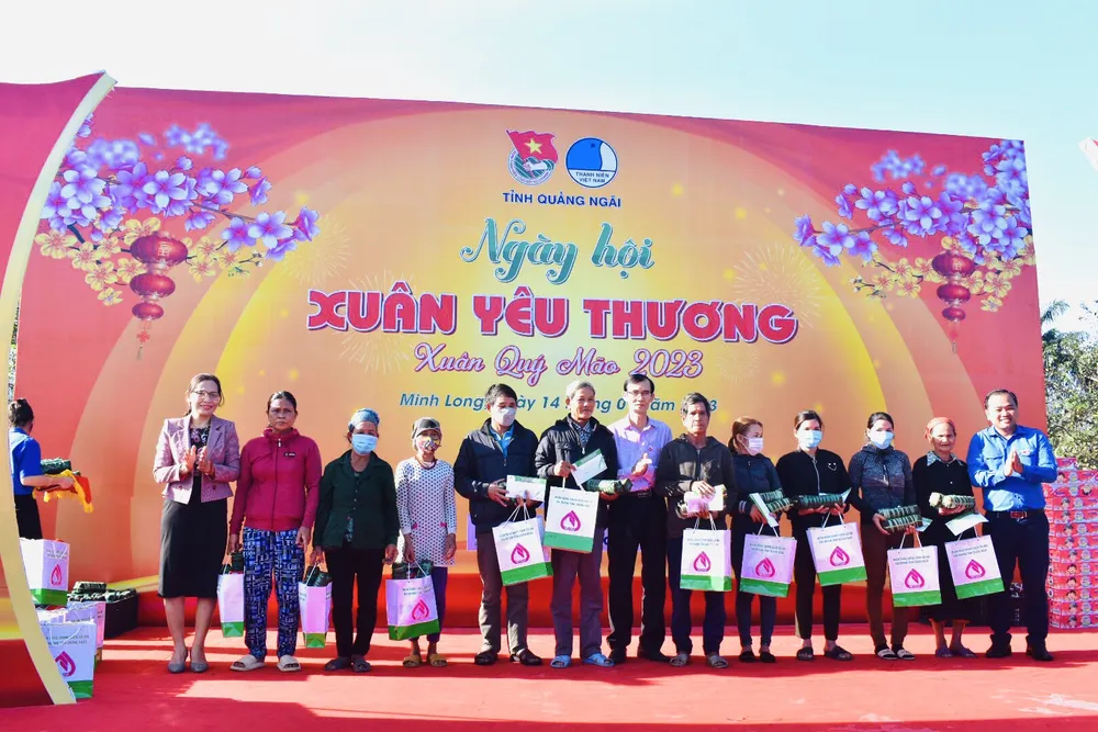 Tỉnh đoàn Quảng Ngãi tặng quà tết cho người dân có hoàn cảnh khó khăn tại huyện Minh Long