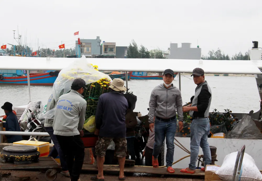 Đưa hoa lên tàu. Ảnh: NGUYỄN TRANG