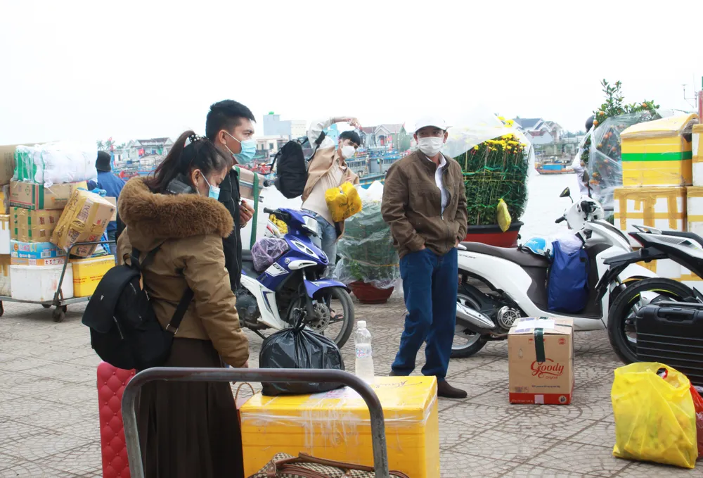 Mang theo nhiều hành lý để trở về nhà. Ảnh: NGUYỄN TRANG