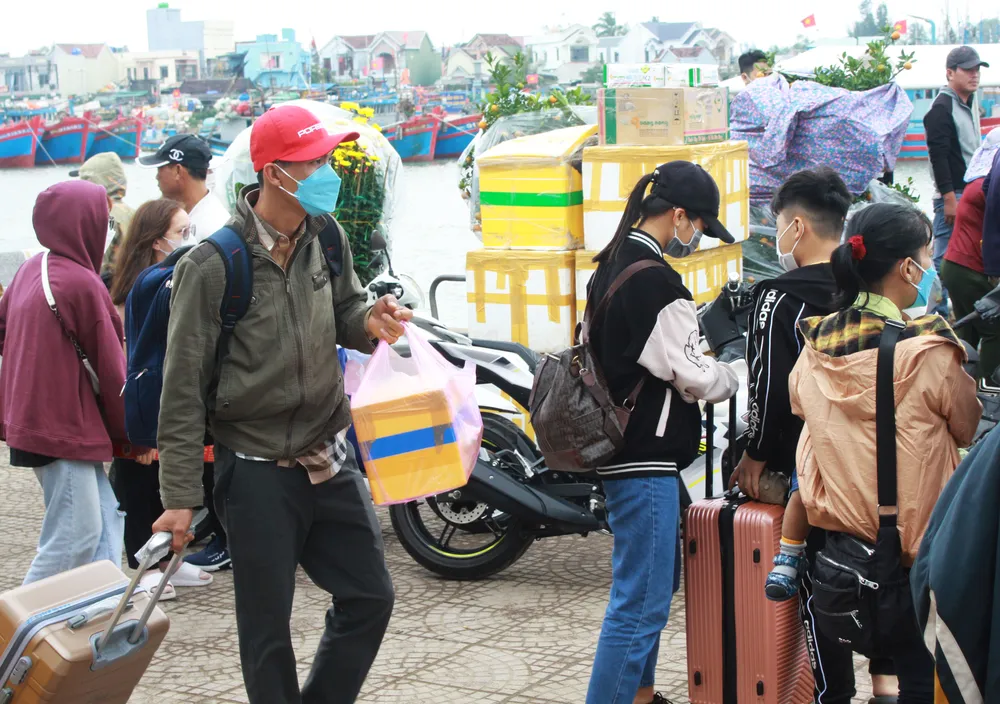 Vội vã giữa dòng người. Ảnh: NGUYỄN TRANG