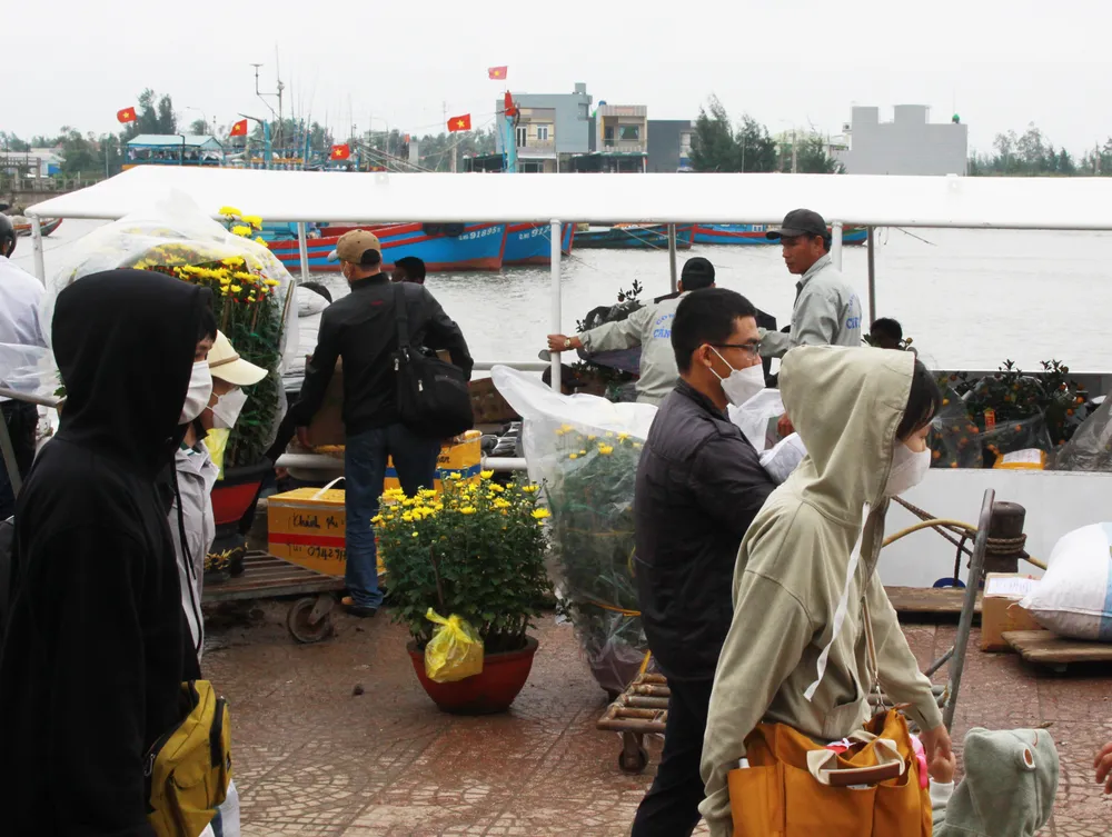 Những người trẻ làm việc xa quê đã trở về vào những ngày cuối năm. Ảnh: NGUYỄN TRANG