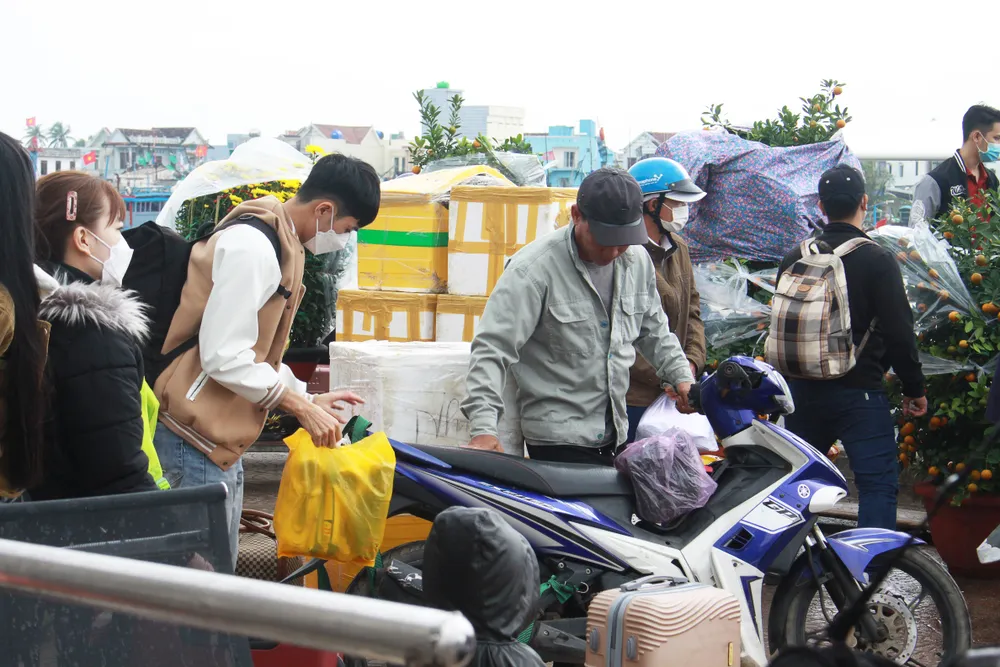 Sau 1 năm làm ăn xa nhà, người dân quê đảo Lý Sơn trở về đón tết trên chuyến tàu cao tốc cảng Sa Kỳ vào ngày 20-1. Ảnh: NGUYỄN TRANG