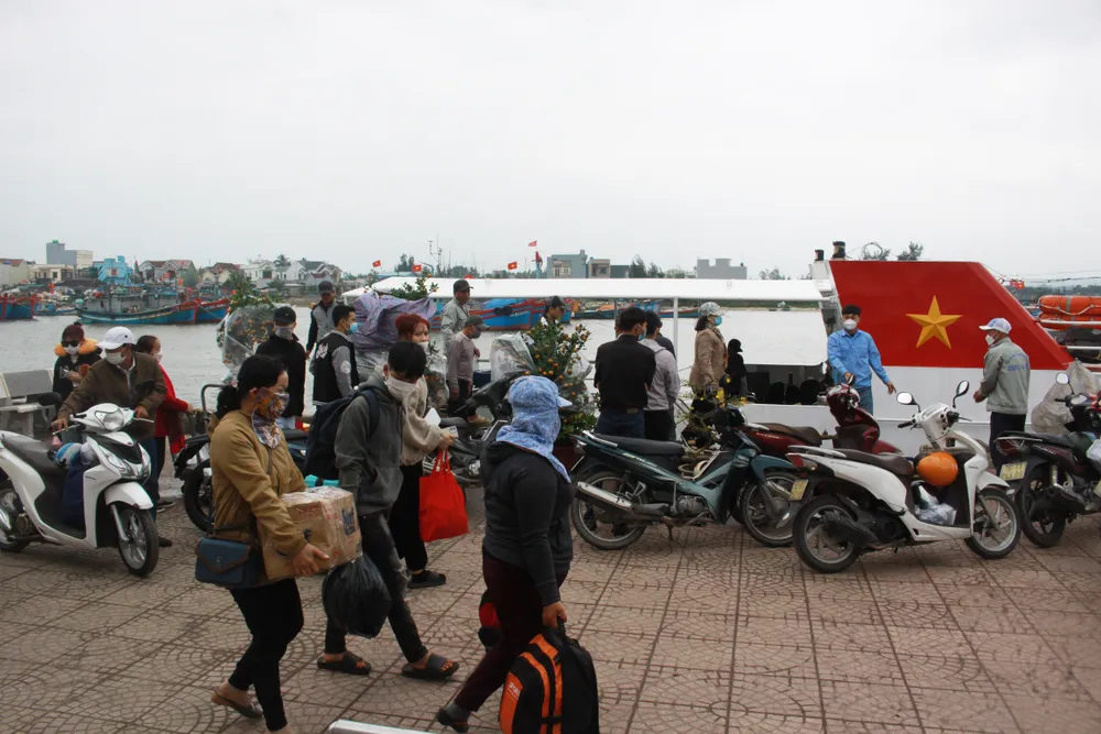 Người dân ra tàu về đảo vào ngày 20-1 (tức 29 tháng Chạp âm lịch). Ảnh: NGUYỄN TRANG