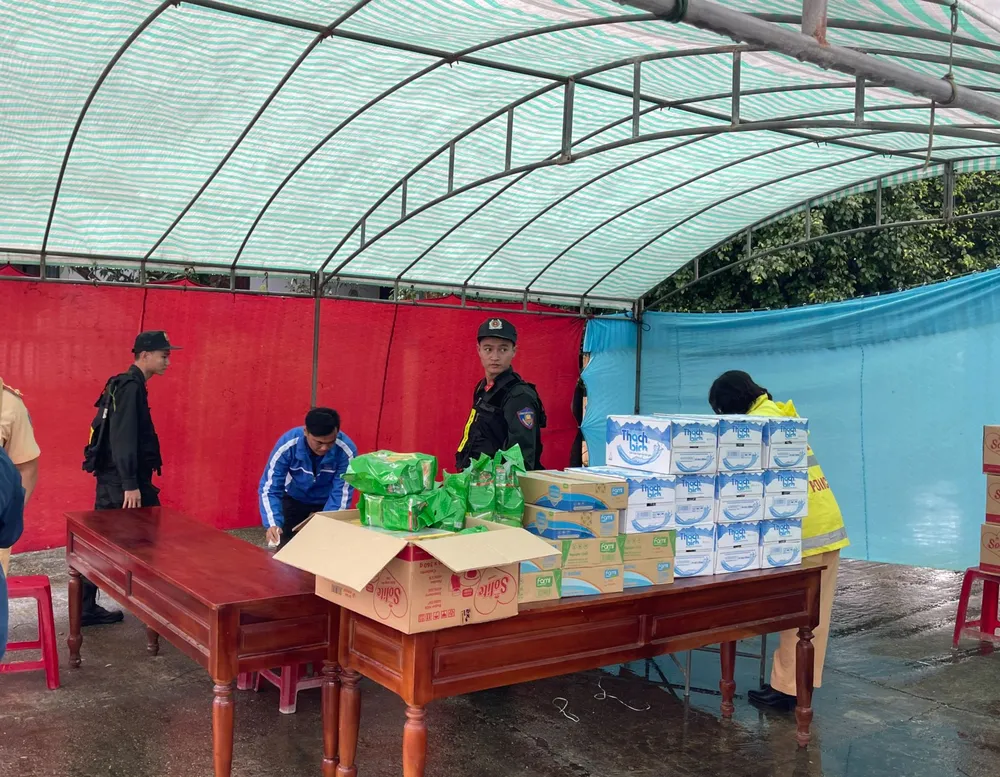 Nhiều thùng nước, sữa, bánh kẹo được bố trí sẵn. Ảnh: Trạm CSGT Đức Phổ Nhiều thùng nước, sữa, bánh kẹo được bố trí sẵn. Ảnh: Trạm CSGT Đức Phổ