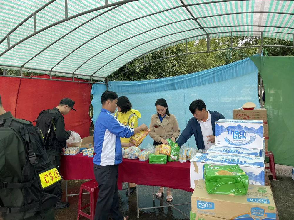 Hoạt động ý nghĩa giúp người đi xe máy đường dài vượt qua khó khăn, mệt nhọc. Ảnh: Trạm CSGT Đức Phổ Hoạt động ý nghĩa giúp người đi xe máy đường dài vượt qua khó khăn, mệt nhọc. Ảnh: Trạm CSGT Đức Phổ