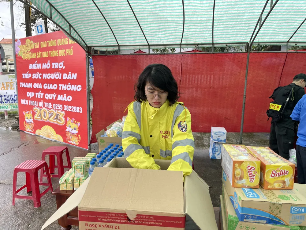 Hoạt động hỗ trợ, tiếp sức người dân bắt đầu từ ngày 25-1 (Mùng 4 Tết). Ảnh: Trạm CSGT Đức Phổ Hoạt động hỗ trợ, tiếp sức người dân bắt đầu từ ngày 25-1 (Mùng 4 Tết). Ảnh: Trạm CSGT Đức Phổ