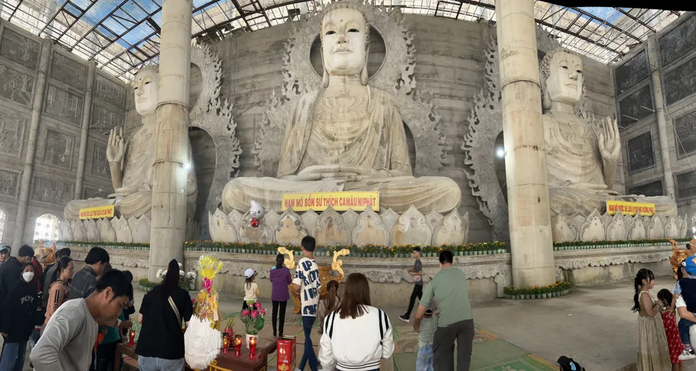 Dù chưa xây dựng xong, chánh điện của chùa Minh Đức vẫn hút khách đến thắp hương. Ảnh: NGUYỄN TRANG