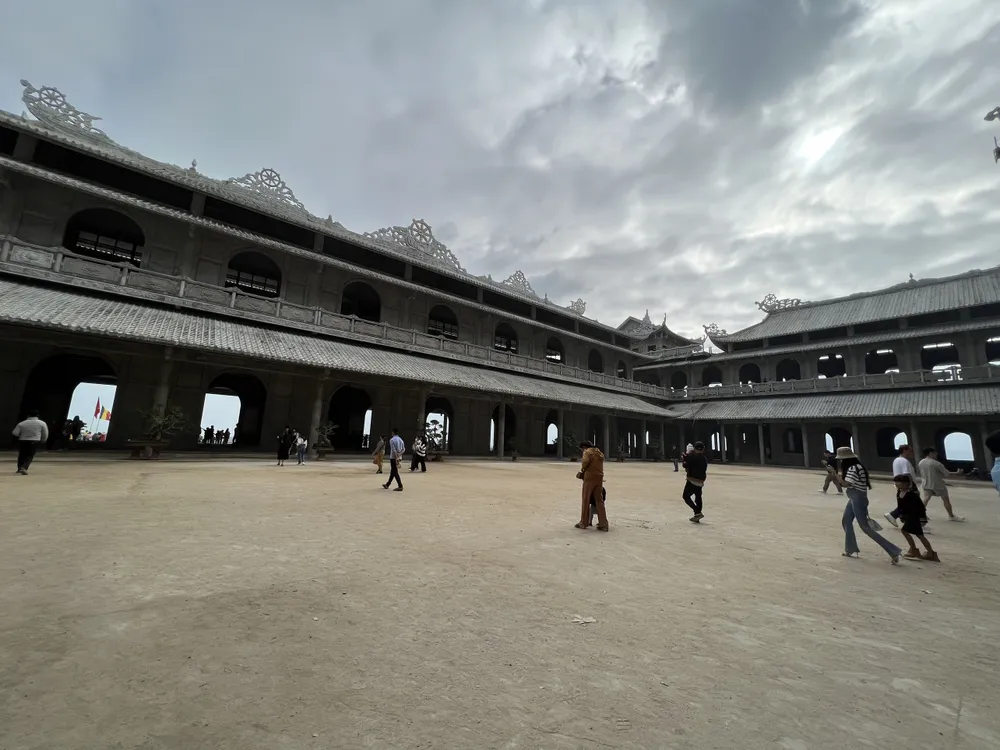 Người dân tham quan khu vực chánh điện. Ảnh: NGUYỄN TRANG