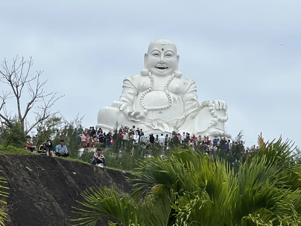 Rất đông người dân tham quan tượng phật Di Lặc và nhìn ra xa toàn thành phố trên cao. Ảnh: NGUYỄN TRANG