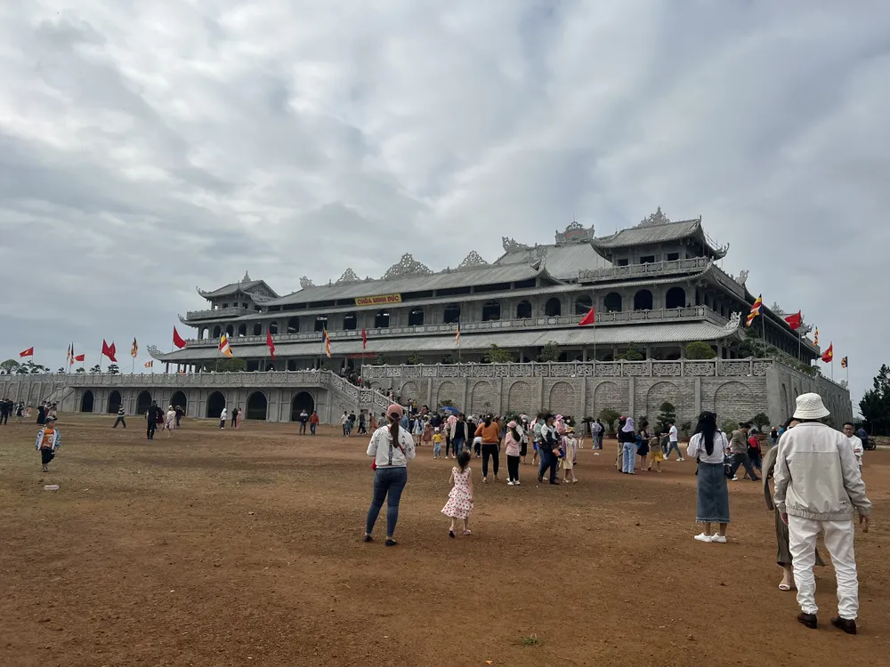 Chùa Minh Đức vẫn chưa xây dựng xong nhưng đã thu hút sự quan tâm, hiếu kỳ của người dân, du khách. Ảnh: NGUYỄN TRANG