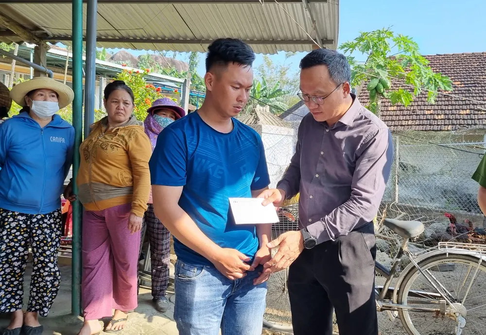 Ủy ban ATGT Quốc gia hỗ trợ mỗi gia đình có nạn nhân tử vong 5 triệu đồng Ủy ban ATGT Quốc gia hỗ trợ mỗi gia đình có nạn nhân tử vong 5 triệu đồng