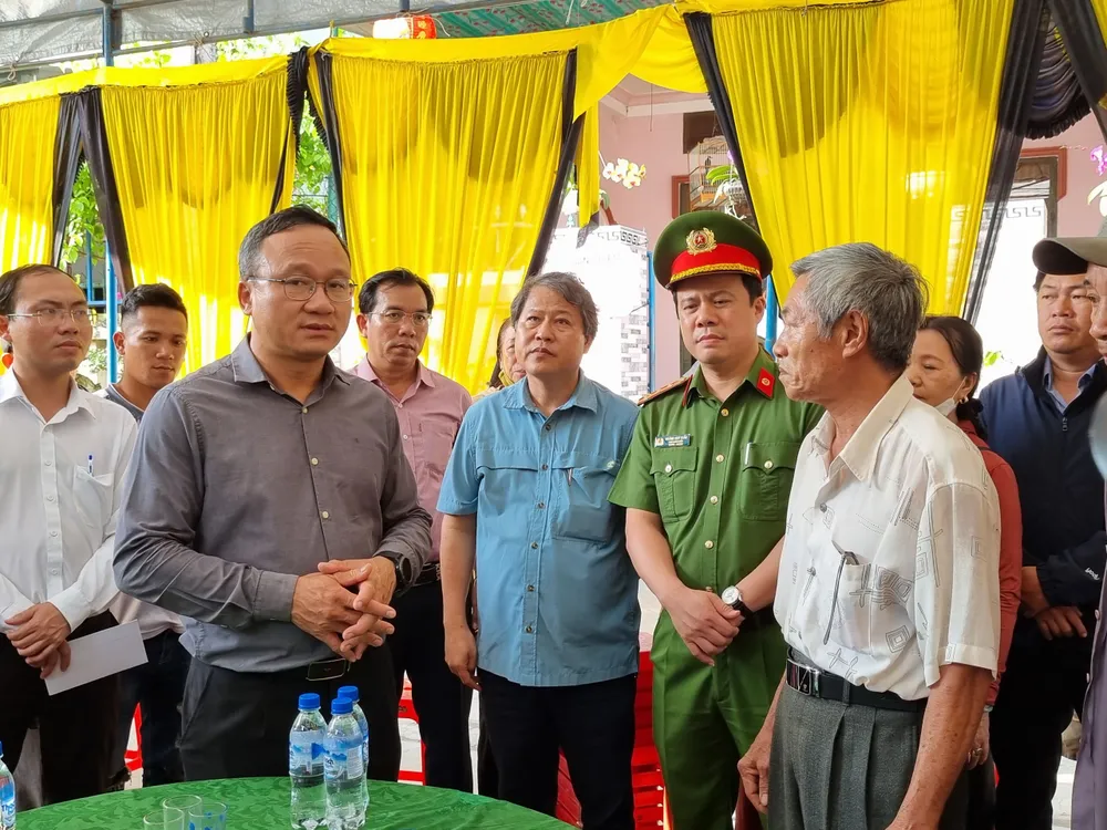 Ông Khuất Việt Hùng, Phó Chủ tịch chuyên trách Ủy ban ATGT Quốc gia, thăm hỏi gia đình nạn nhân tại Quảng Ngãi Ông Khuất Việt Hùng, Phó Chủ tịch chuyên trách Ủy ban ATGT Quốc gia, thăm hỏi gia đình nạn nhân tại Quảng Ngãi