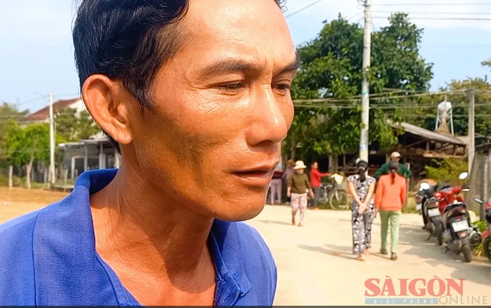 Ông Tuân lo lắng cho cha và vợ đang cấp cứu tại Quảng Nam. Ảnh: NGUYỄN TRANG