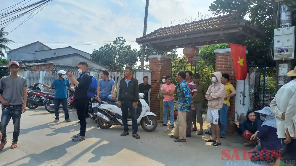 Người dân đến thăm hỏi, động viên gia đình nạn nhân. Ảnh: NGUYỄN TRANG